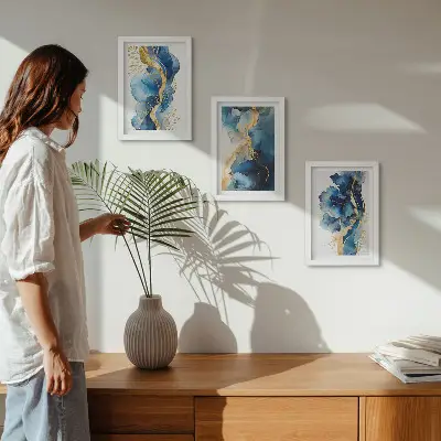 Set van ingelijste schilderijen met blauwe abstracte patronen en subtiele accenten