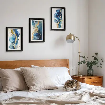 Set van ingelijste schilderijen met blauwe abstracte patronen en subtiele accenten