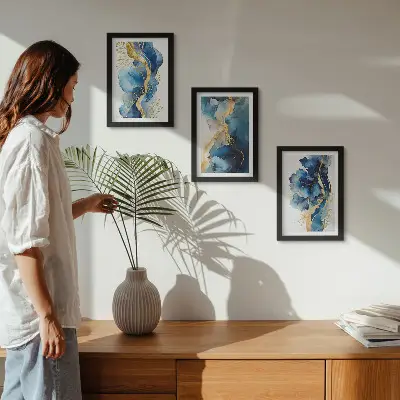 Set van ingelijste schilderijen met blauwe abstracte patronen en subtiele accenten