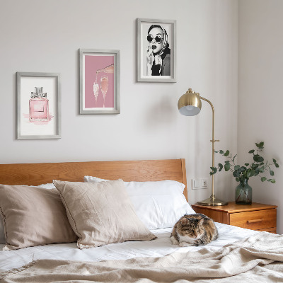 Gallery wall Stijlvolle, vrouwelijke accessoires in roze tinten.