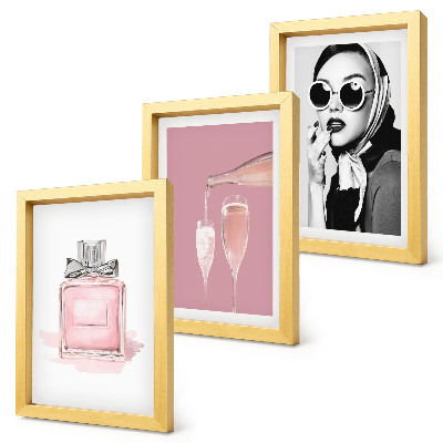 Gallery wall Stijlvolle, vrouwelijke accessoires in roze tinten.