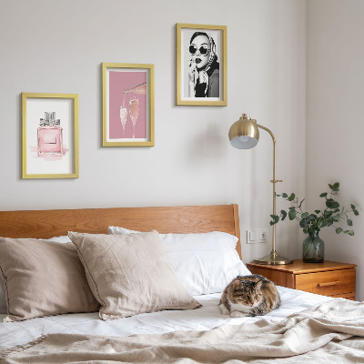 Gallery wall Stijlvolle, vrouwelijke accessoires in roze tinten.