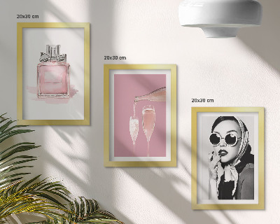 Gallery wall Stijlvolle, vrouwelijke accessoires in roze tinten.