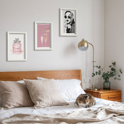 Gallery wall Stijlvolle, vrouwelijke accessoires in roze tinten.
