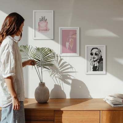 Gallery wall Stijlvolle, vrouwelijke accessoires in roze tinten.