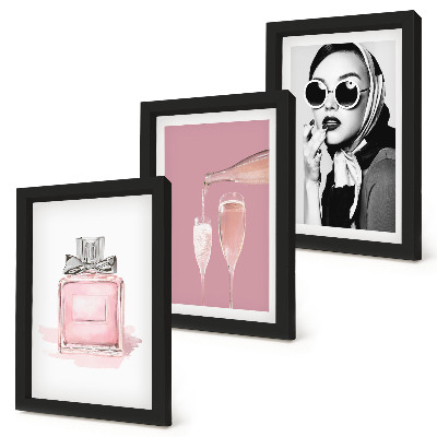 Gallery wall Stijlvolle, vrouwelijke accessoires in roze tinten.