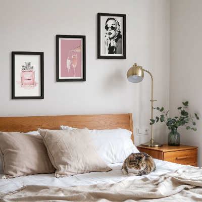 Gallery wall Stijlvolle, vrouwelijke accessoires in roze tinten.