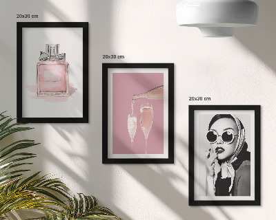 Gallery wall Stijlvolle, vrouwelijke accessoires in roze tinten.
