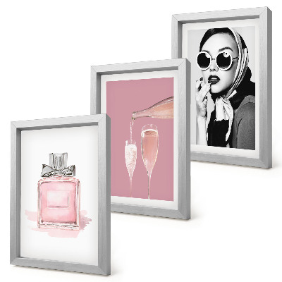 Gallery wall Stijlvolle, vrouwelijke accessoires in roze tinten.