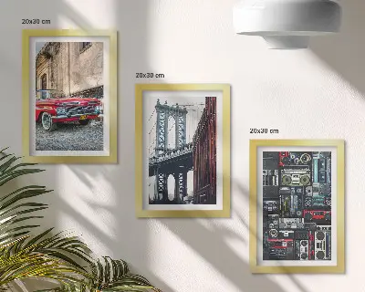 Gallery wall met een oude auto op straat vlakbij de Brooklyn Bridge en retro audioapparatuur