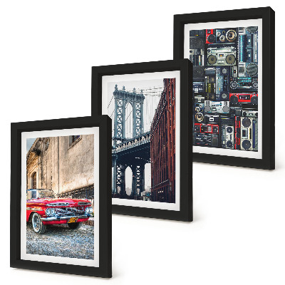Gallery wall Een oude auto op straat vlakbij de Brooklyn Bridge en retro audioapparatuur.