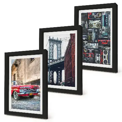 Gallery wall met een oude auto op straat vlakbij de Brooklyn Bridge en retro audioapparatuur