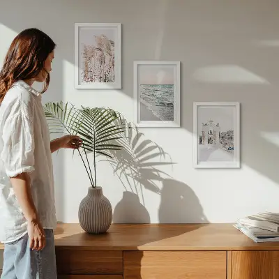 Set van ingelijste schilderijen met zeeplanten, zeegolven en uitzicht op witte huizen