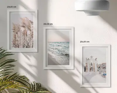 Set van ingelijste schilderijen met zeeplanten, zeegolven en uitzicht op witte huizen