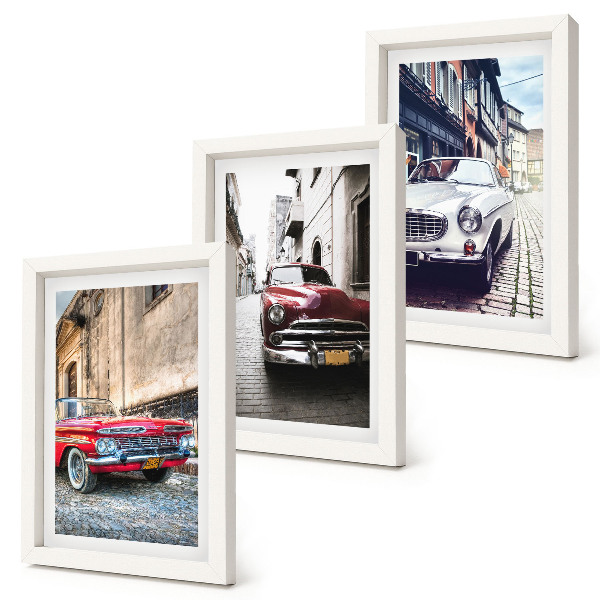 Gallery wall Klassieke auto's in verschillende kleuren op de straten van de stad.
