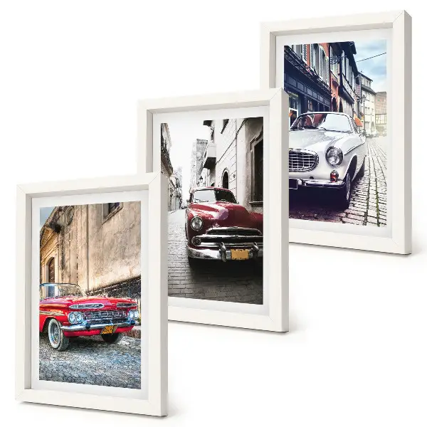 Gallery wall klassieke auto's in verschillende kleuren op straten in de stad