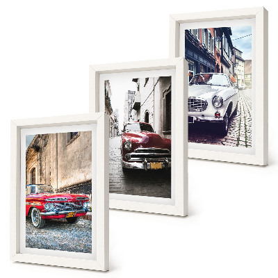 Gallery wall Klassieke auto's in verschillende kleuren op de straten van de stad.