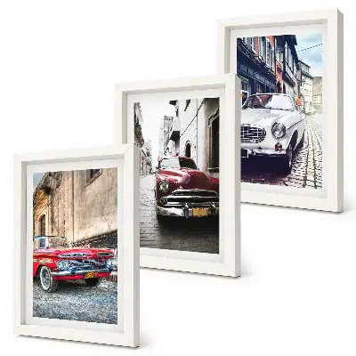 Gallery wall klassieke auto's in verschillende kleuren op straten in de stad