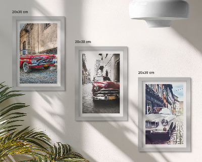 Gallery wall Klassieke auto's in verschillende kleuren op de straten van de stad.