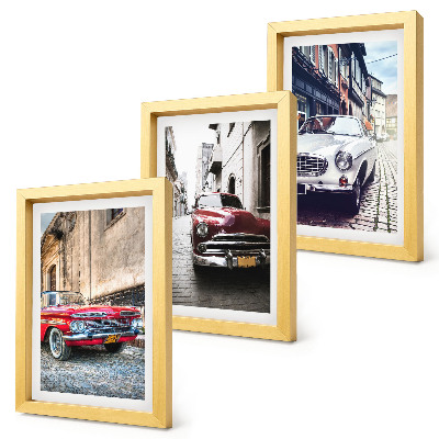 Gallery wall Klassieke auto's in verschillende kleuren op de straten van de stad.