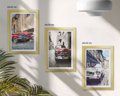 Gallery wall Klassieke auto's in verschillende kleuren op de straten van de stad.
