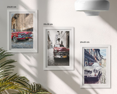 Gallery wall Klassieke auto's in verschillende kleuren op de straten van de stad.
