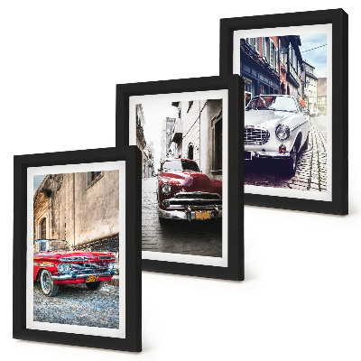 Gallery wall Klassieke auto's in verschillende kleuren op de straten van de stad.