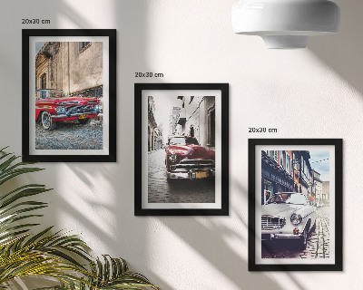 Gallery wall Klassieke auto's in verschillende kleuren op de straten van de stad.