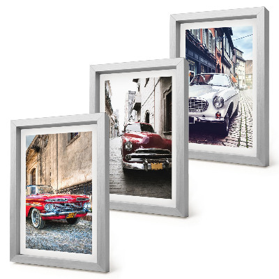 Gallery wall Klassieke auto's in verschillende kleuren op de straten van de stad.