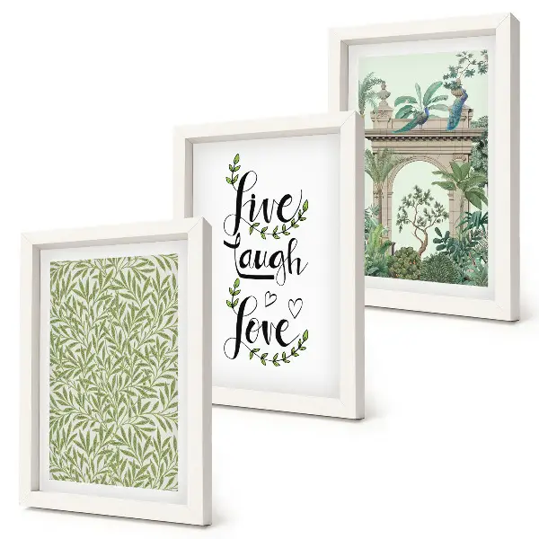 Gallery wall met groene bladeren, inscripties en exotische planten in de architectuur