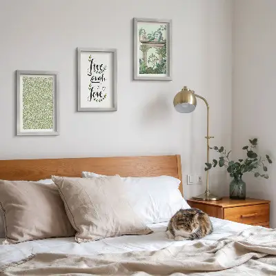 Gallery wall met groene bladeren, inscripties en exotische planten in de architectuur