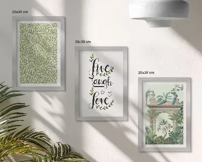 Gallery wall met groene bladeren, inscripties en exotische planten in de architectuur