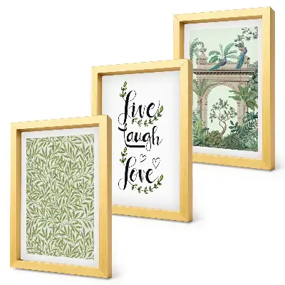 Gallery wall met groene bladeren, inscripties en exotische planten in de architectuur