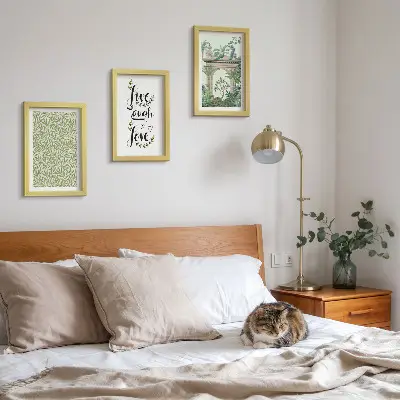 Gallery wall met groene bladeren, inscripties en exotische planten in de architectuur