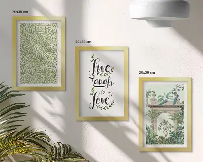 Gallery wall met groene bladeren, inscripties en exotische planten in de architectuur