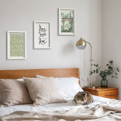 Gallery wall met groene bladeren, inscripties en exotische planten in de architectuur