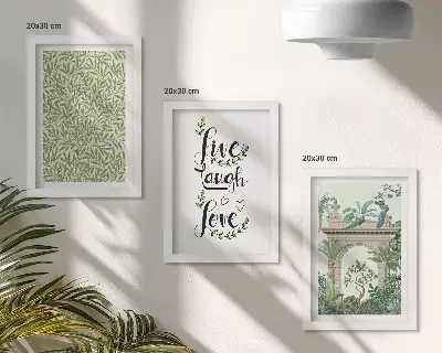 Gallery wall met groene bladeren, inscripties en exotische planten in de architectuur