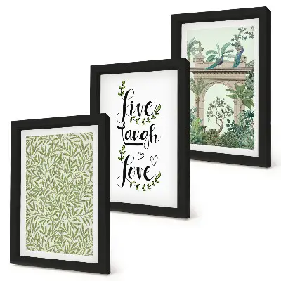 Gallery wall met groene bladeren, inscripties en exotische planten in de architectuur