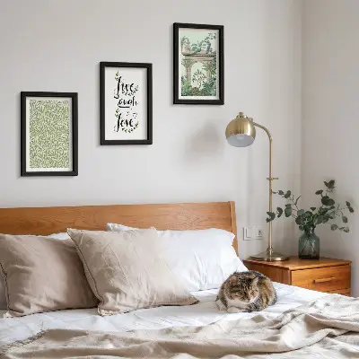 Gallery wall met groene bladeren, inscripties en exotische planten in de architectuur