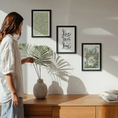 Gallery wall met groene bladeren, inscripties en exotische planten in de architectuur