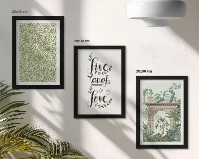 Gallery wall met groene bladeren, inscripties en exotische planten in de architectuur