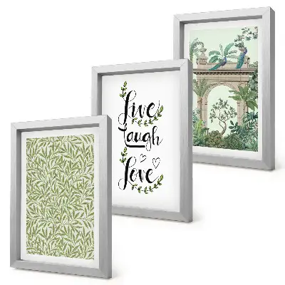 Gallery wall met groene bladeren, inscripties en exotische planten in de architectuur