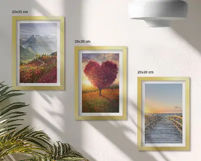 Set van ingelijste schilderijen met berglandschappen en een hartvormige boom