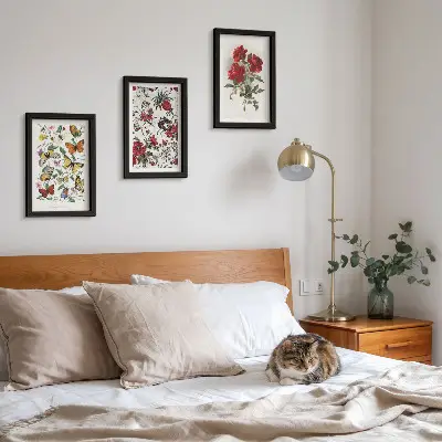 Set van ingelijste schilderijen met vlinders, bloemen en rode rozen in klassieke stijl
