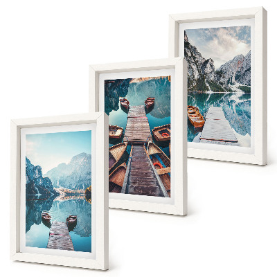 Gallery wall Een rustig meer met houten steigers en boten.