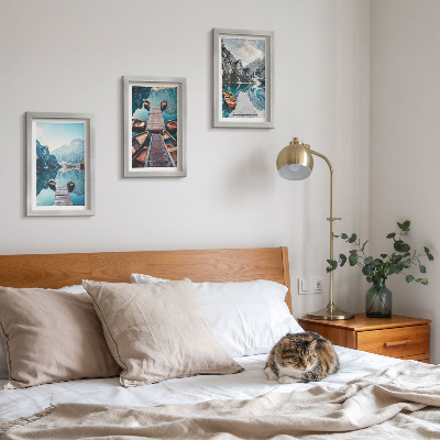 Gallery wall Een rustig meer met houten steigers en boten.