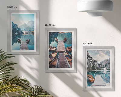 Gallery wall Een rustig meer met houten steigers en boten.