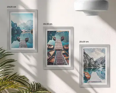 Gallery wall met een rustig meer, houten steigers en boten