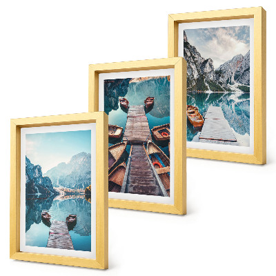 Gallery wall Een rustig meer met houten steigers en boten.