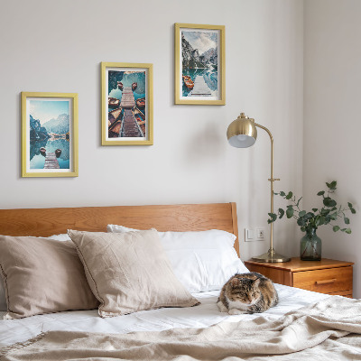 Gallery wall Een rustig meer met houten steigers en boten.
